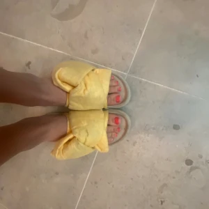 Inuikii tofflor  - Säljer mina typ helt nya Inuikii tofflor skit snygga men e tyvärr För små🩷🩷💛💛💛