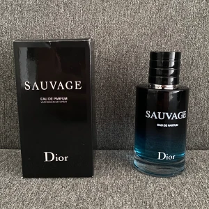 Dior Sauvage EDP  - Säljer min dior sauvage som jag köpte i Arlanda flygplats. Säljer den eftersom att jag sparar pengar till en annan parfym. Har en stor kollektion så den är knappt använd (runt 10-15 sprays). Pris kan diskuteras vid snabbaffär.