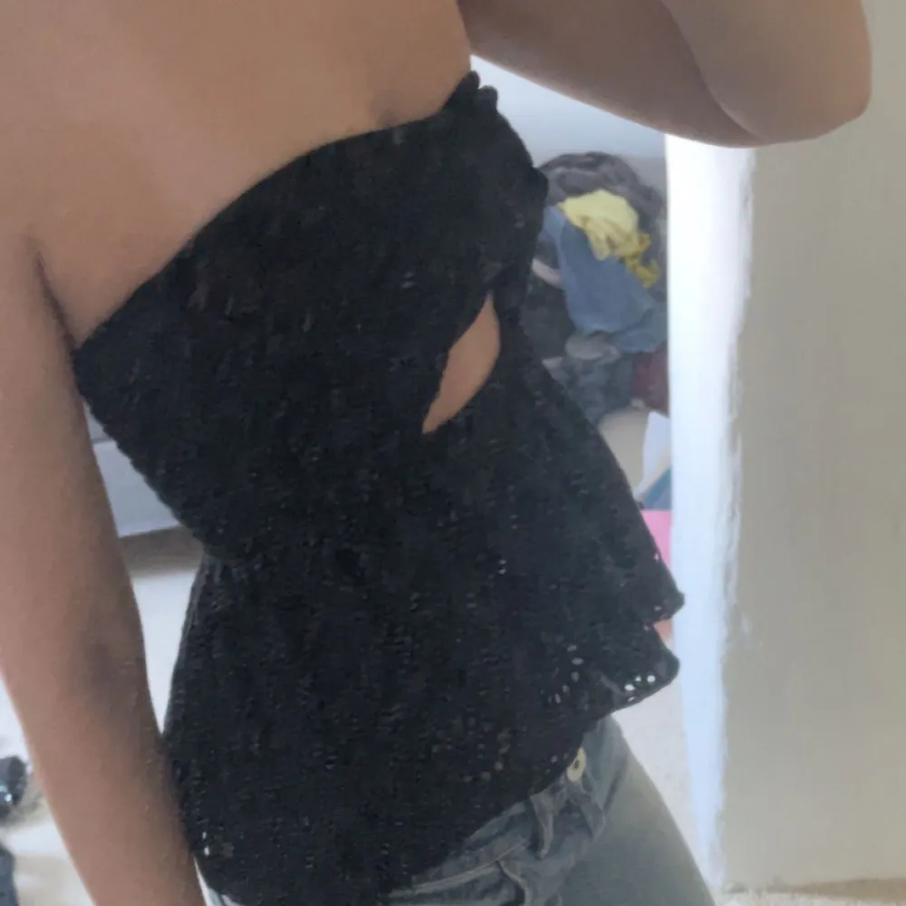 Super fin svart bandeau topp från zara. Säljer då det inte riktigt är min stil längre😇. Blusar.