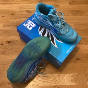 Basketskor - Säljer skit snygga lamellos dock är de lite trasiga på utsidan. Greppet är lika bra som nytt men sko smörerna och materialet är slitet. Dessa kan vara perfekta billiga utomhus basketskor eller inomhus basketskor. Priset är ej hugget i sten.