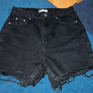 Svarta jeansshorts - Använda men i fint skick.