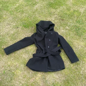 Svart kappa  - En jätte fin kappa som använts några gånger men fortfarande är som ny! Kan användas på vinter/höst/våren. Tvättas innan den skickas ! Pris kan diskuteras 🌷🌹🎀🛍️