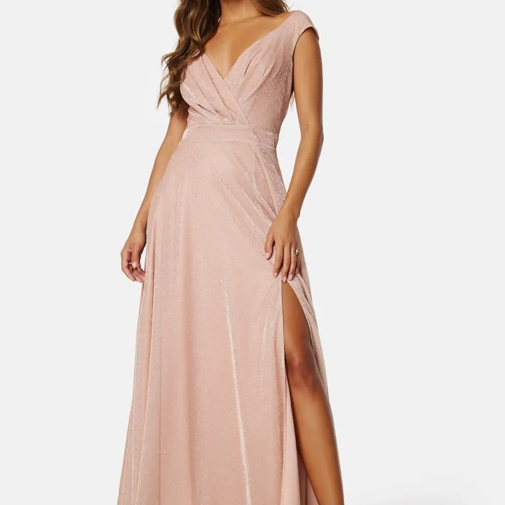 Superfin rosa glittrig klänning som kan användas till bröllop och bal💕den är endast använd på min bal och är köpt för  1300💞. Klänningar.