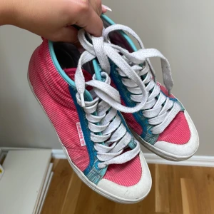 Retro adidas sneakers - Rosa retro adidas sneakers. Jättefina men med några få deffekter/slitage. UK 4 storlek vilket motsvarat strl 36-37😆💕 MITT PRIS: 399kr