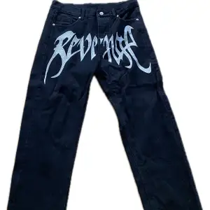 Super snygga och fräscha revenge jeans svarta🤩 cond: 8/10. Pris kan diskuteras! skriv vid frågor eller mer bilder osv osv!