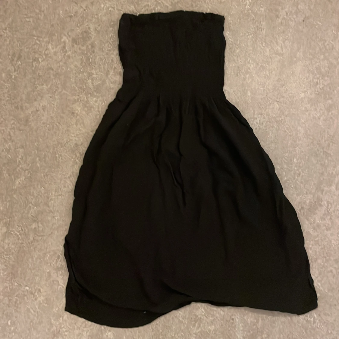 Svart armlös klänning