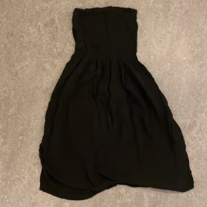 Svart armlös klänning  - Ganska bra skick. På tredje bilden har banden gått av inuti men påverkar ej sittformen.