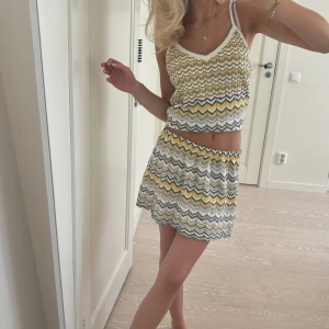 Missonimönstrat set - Superfint stickat missonimönstrat set med kjol och linne, aldrig använt