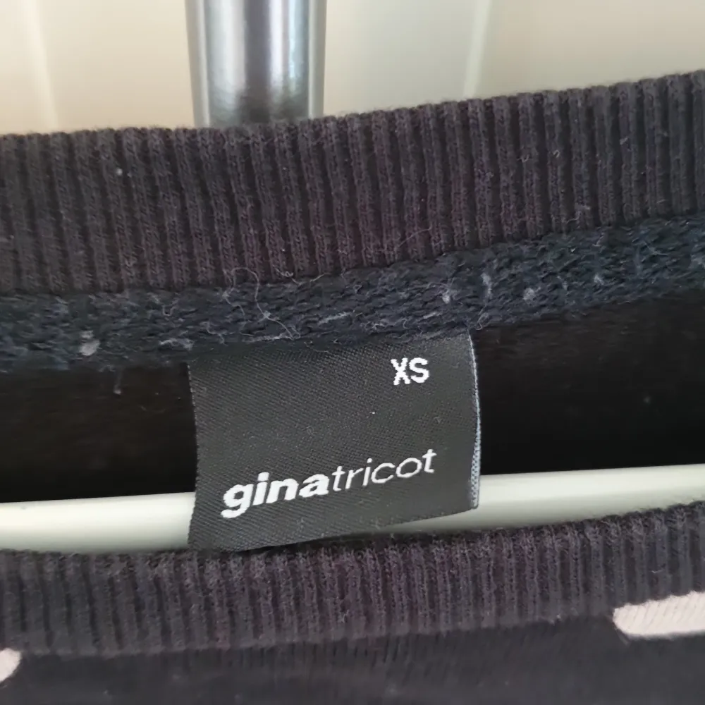 Kort tröja Ginatricot stl XS. Tröjor & Koftor.