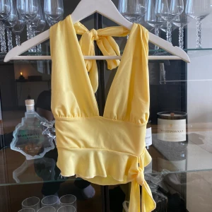 Gul topp - Gul halterneck topp, stl xs men passar S/M då den är otroligt stretchig.