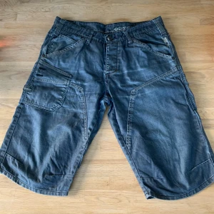 Baggie shorts - Ett par coola baggy jeans shorts från Jack & Jones. Midjemått: 96cm, ytterbenslängd: 65cm, benbredd: 29cm. Vid frågor eller önskemål om fler bilder är det bara att skriva privat. 💕