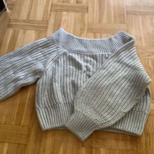 Stickad offshoulder  - Stickad offshoulder i mycket. bra skick, nästan aldrig använd.