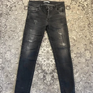 Zara Jeans - Säljer dessa feta slim jeans från Zara då jag inte gillar hur de sitter på mig. De är i helt perfekt skick utan några defekter.