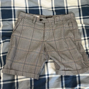 Jack & Jones shorts - Säljer mina Jack & Jones shorts i storlek M. Shortsen är mycket bekväma och snygga.