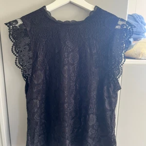 Vero Moda blus  - Så användbar blus från vero Moda, oanvänd då jag inte gillar hur den sitter på mig!