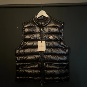 Moncler Gui  - Tjena! Säljer min Moncler gui väst, jag har aldrig använt den! Vet ej om den är äkta! Allt stämmer in på att den ska vara äkta! Skriv om du har någon fundering!😊
