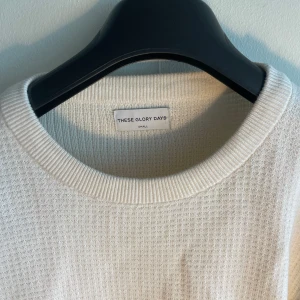 These Glory Days-Stickad tröja - Tjena, säljer nu min stickade tröja från These Glory Days i topp skick då den knappt använts. Nypris ligger på 1000:-, kontakta för mer info🙏