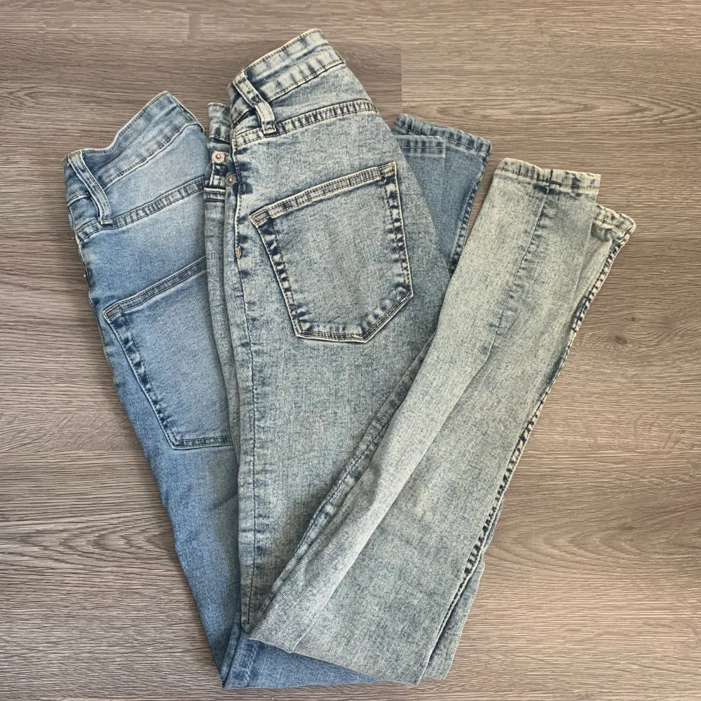 Säljer dessa skinny jeans tillsammans för 100kr. Ena är använd endast 1 gång, annars helt nya. Pris går att diskutera! . Farkut & Housut.