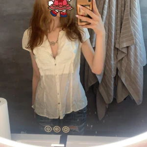 Topp - Jättegullig see through linne som inte kommer till användning längre. Har försökt sy den satt den ska sitta tightare men det gick inte och den ser ut som den gjorde från första början. Har 2 små hål från säkerhetsnålar. (Allt ser man i sista bilden)