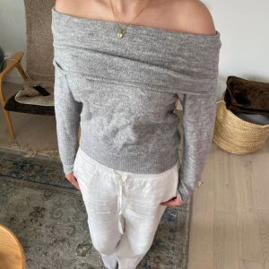 Stickad Off-shoulder - Stickad Off-Shoulder tröja från H&m i storlek S. Sparsamt använd och är i mycket fint skick!