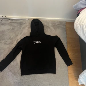 Tupac tröja - Gammal tröja, vill tömma min garderob. Xs men är en oversize tröja så kan passa S och några M