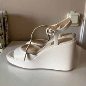 Helt nya vita kilklackar  - Helt nya kilklackar i din vit färg med prislappen kvar, perfekt nu till sommaren! 