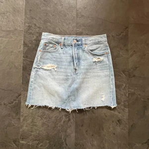 Jeanskjol  - Jättefin ljusblå jeanskjol från Levis i toppenskick 💙