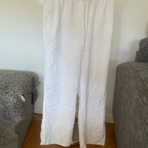 Linnebyxor  - Ett par vita lowwaist linnebyxor från HM i storlek xxs, bra skick, sköna till sommaren