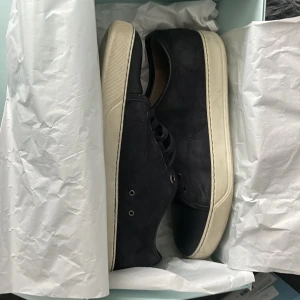 Lanvin captoe - Riktigt snygga blåa lanvin Captoe, 8/10 skick med låda och pris. Perfekta till sommaren! Storlek 9uk /43 eu