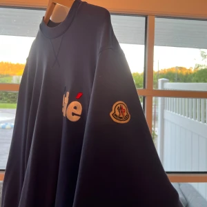 Moncler ete tröja  - Säljer nu denna limiterade Moncler tröja i den snygga blåa färgen. Pris kan diskuteras och tveka inte på att höra av er för några frågor.  