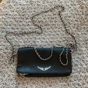 Zadig väska  - Säljer min superfina Zadig väska som inte kommit så mycket till användning! 💞 Köpt för ca ett halvår sen ❣️❣️