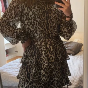 Leopardklänning  - Säljer denna jättefina leopardklänningen ifrån Gina tricot. Helt slutsåld. Säljer den på grund av att den har blivit för liten och den är i mycket bra skick. Prick kan diskuteras. Stolek 34 men passar även mig som brukar ha 38❤️