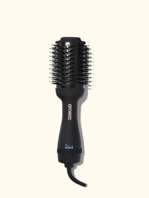 Amika Hair 2.0 Blow Dryer Brush - Säljer en Amika Hair 2.0 Blow Dryer Brush. Borsten är rundad och har täta borststrån med kulor i ändarna för enkel styling. Handtaget är ergonomiskt och har tydliga inställningar för värme och hastighet. Perfekt för att skapa volym och släta längder.