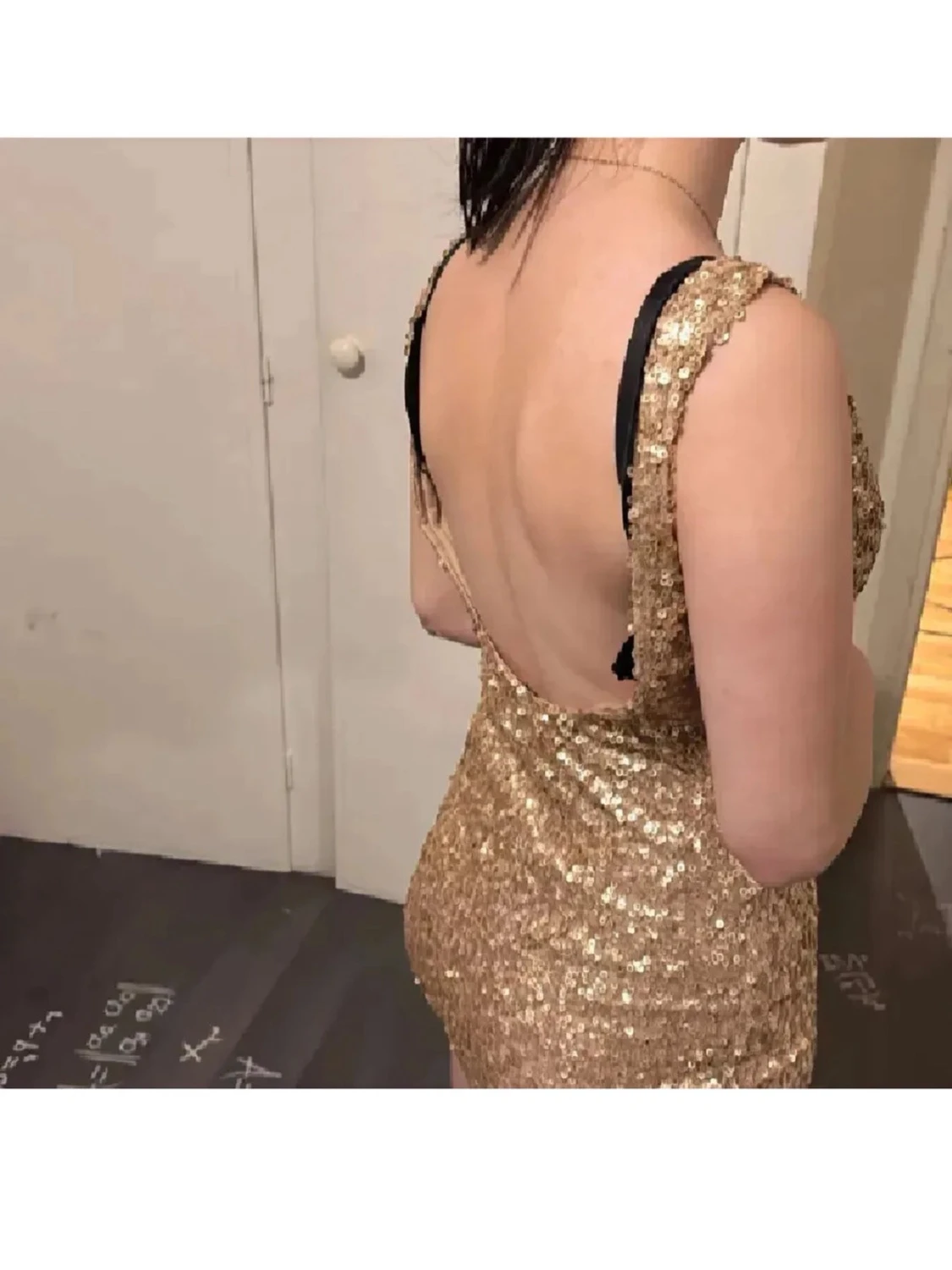 Guldig paljettklänning med öppen rygg - 2
