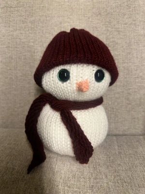 Handgjord Snögubbe - Snögubbe med mössa och halsduk som går att ta av
