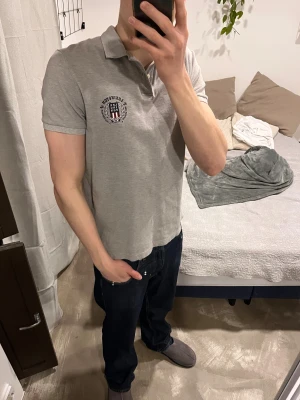 Grå pikétröja från Lexington - Snygg grå pikétröja från Lexington. Size är M (Classic fit) om du har ingen frågor kontakt mig!