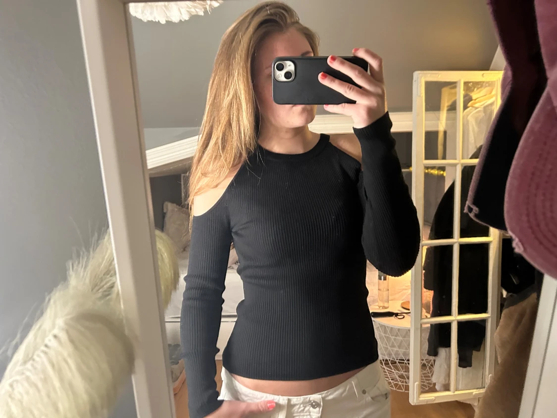 Tröja med öppna axlar - 2