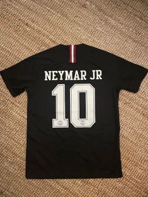 PSG Neymar Jr 18/19 - Den legendariska Neymar tröjan från säsongen 18/19, en riktigt stilren klassiker. Storlek M, nytt skick. 