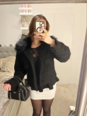Meotine likande jacka  - Säljer en jätte fin kappa från Chelsea med svart pälskrage (fuskpäls) köptes för ca 1500kr och den säljs inte längre. Super skick!! Storlek S. 