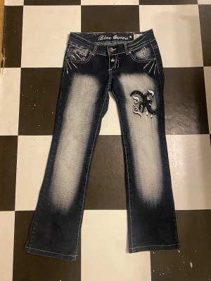 Blue queen low waisted jeans  - Jätte coola lite y2k jeans!! Säljer för att de är för små