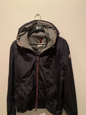 Moncler jacka  - Säljer denna moncler urville jackan!                              Storlek : 4 = L, passar dig som använder M med!                Skick : 8/10 Inga  slitage eller fläckar 🙌.                          Perfekt för kalla dagar och väldigt stilren och snygg.         Pris : 1999kr🚨