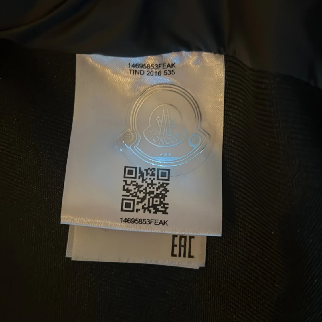 Svart dunjacka från Moncler. - 4