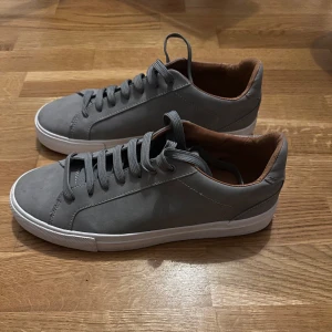 Gråaskor från Zara - Skorna köptes på Zara i Barcelona och är använda en gång. Så gott som nya. Storlek 41 dock passar de perfekt på mig som har storlek 42. Orginalpris ligger på 379 kr.