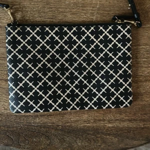 By Malene Birger väska  - Jätte snygg från By Malene Birger väska i svart/beige💕