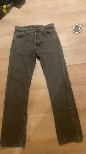 Fräscha mörk gråa jeans från Jack and Jones, nästan som nya  - Gråa slim fit jeans från Jack & Jones, W30 L34. Sitter fett snyggt och ger en clean siluett. Jeansen är i riktigt bra skick – inga hål, inga slitna ställen och inga konstiga fläckar. Bara normal användning. Färgen är en stilren grå som funkar till allt.