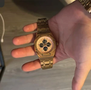 AP Royal Oak - piguet - Klockan har oktagonal boett och integrerad länkarmband i guld. Urtavlan har ett rutmönster och flera svarta subdials. Baksidan har transparent glas som visar urverket. A+++ DETALJER!!!