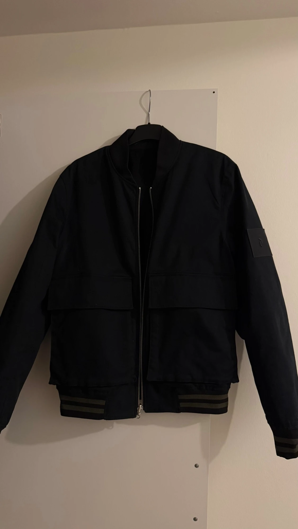 Svart bomberjacka från Peak Performance - 2