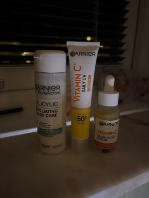 Garnier Vitamin C hudvårdsset - Säljer ett hudvårdsset från Garnier med tre produkter: PureActive Salicylic exfolierande vätska, Vitamin C Daily UV Glow SPF 50+ och Vitamin C Glow Boost Serum med pipett. Perfekt för dig som vill ha glow och jämn hudton. Använd en gång. Serumet är använt kanske 3 ggr max