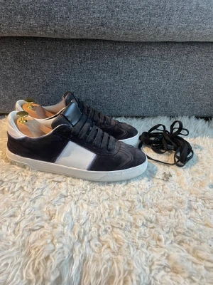 Valentino Flycrew skor - Hej, säljer nu dessa Valentino Flycrew skor. Otroligt snygga! Vid köp tillkommer extra nitar (utbytes nitar, ej orginal) samt extra snören (ej orginal). Skorna har varit röda men mockan färgades om för ungefär ett år sedan. Därmed ser de ut som de gör på sina ställen. Skorna är storlek 43,5 om jag inte minns fel. Något svårt att se storlek i skon p.ga omfärgningen. Hör gärna av dig vid eventuella frågor! /SR