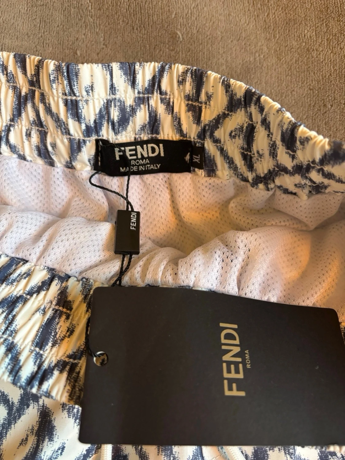 Blåvita mönstrade shorts från Fendi - 2